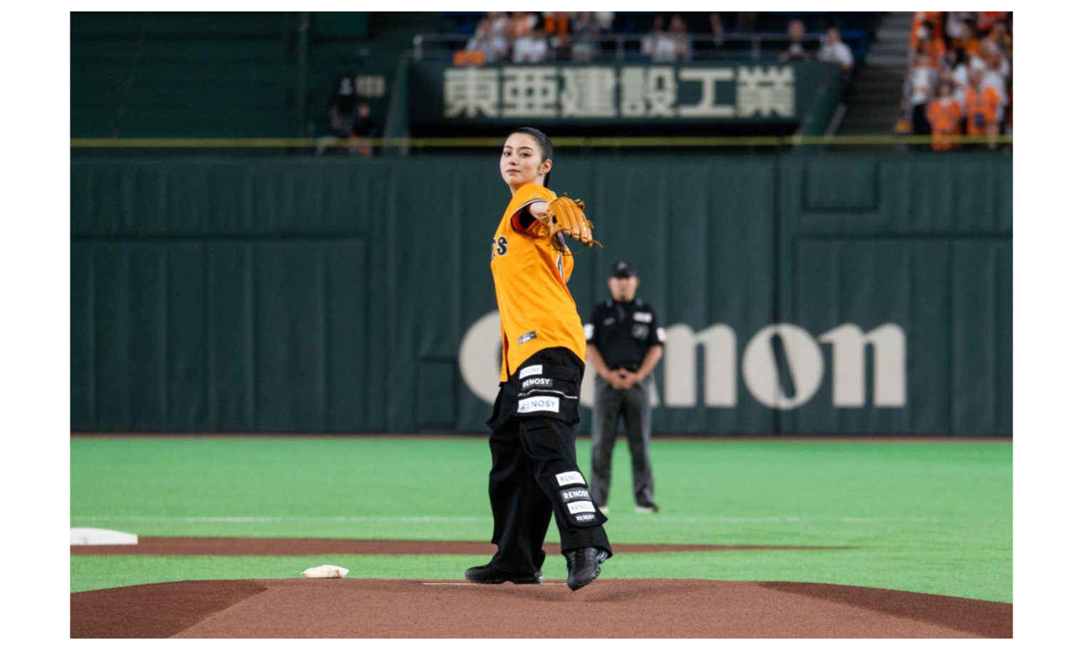 東京ドームが熱狂！池田エライザさんが始球式で全力投球！ | ニュース
